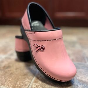 Pink ribbon Dansko nursing clogs size 5.5 or 6 36 like NEW